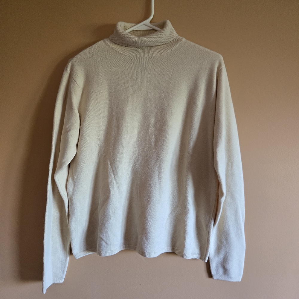 Sag Harbor Light Yellow Turtleneck PTP=19.75"
